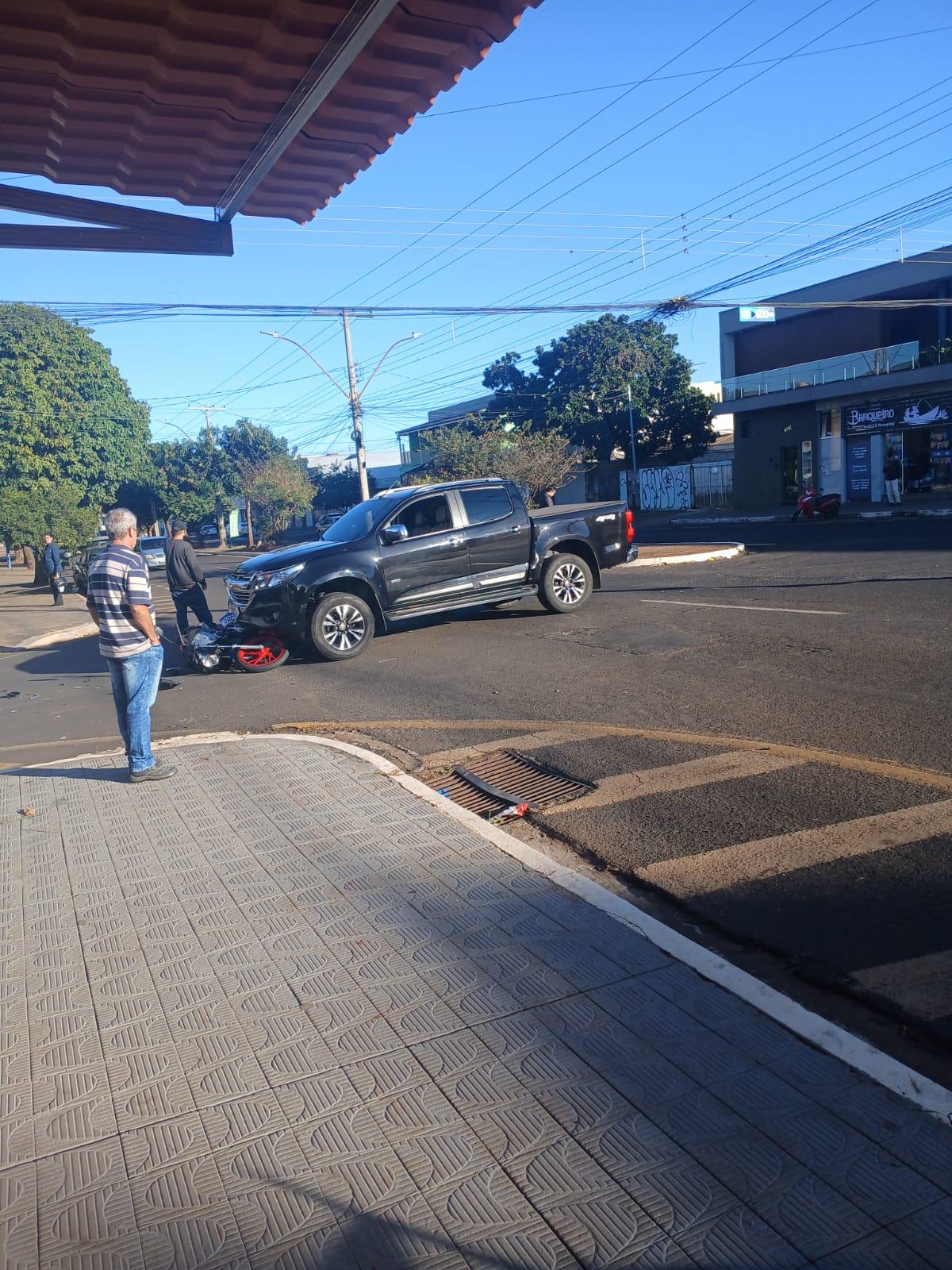 Após a colisão, o motorista prestou os primeiros socorros ao motociclista e acionou o SAMU (Foto/Reprodução)