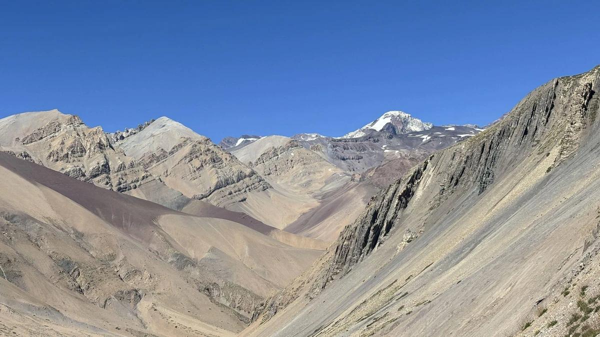 Cordilheira dos Andes: O grupo está no quilômetro 80 da Rota CH-27, a caminho do Paso de Jama (Foto/Bruna Carmona)