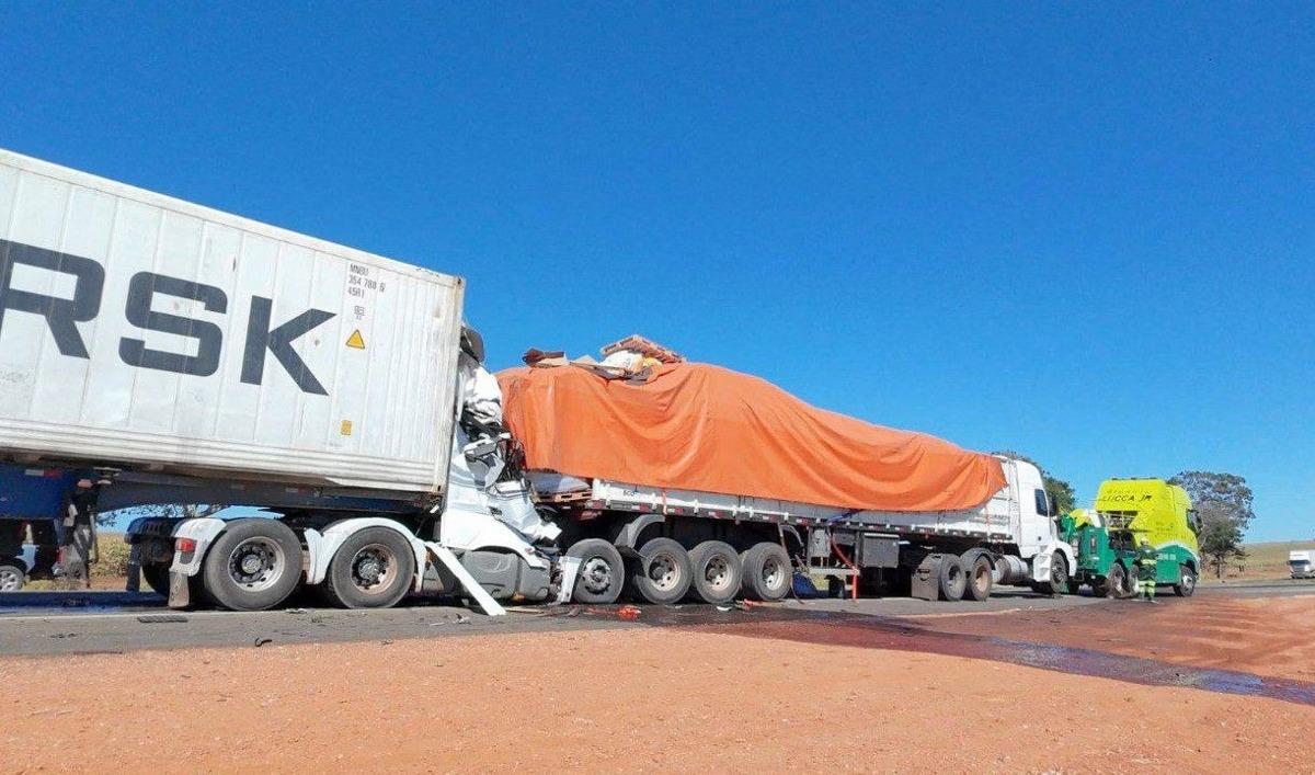 Motorista ficou preso às ferragens após bater na traseira de outra carreta na BR-050 (Foto/Divulgaçao/Corpo de Bombeiros)