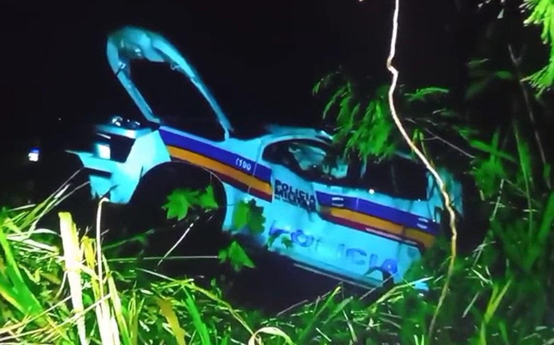 Viatura ficou destruída após cair em uma vala à margem da BR-262, próximo ao bairro Anatê, durante a perseguição com troca de tiros  (Foto/Divulgação)