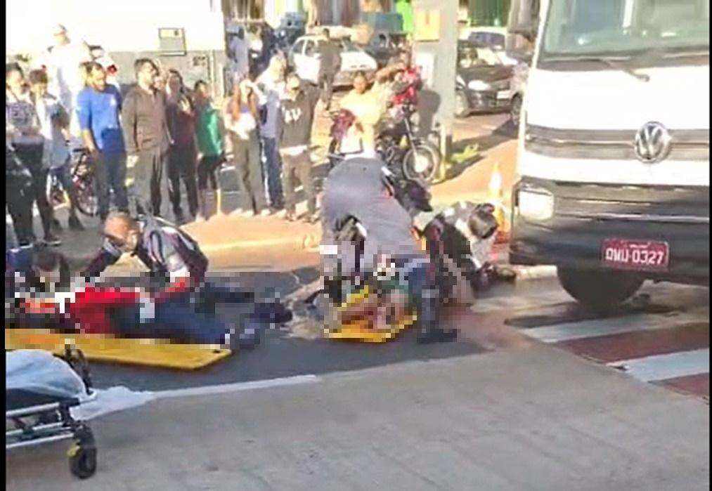 Unidades dos bombeiros e do Samu prestaram atendimento às vítimas, sendo que uma delas corre o risco de ter uma perna amputada em virtude dos ferimentos (Foto/Divulgaão)