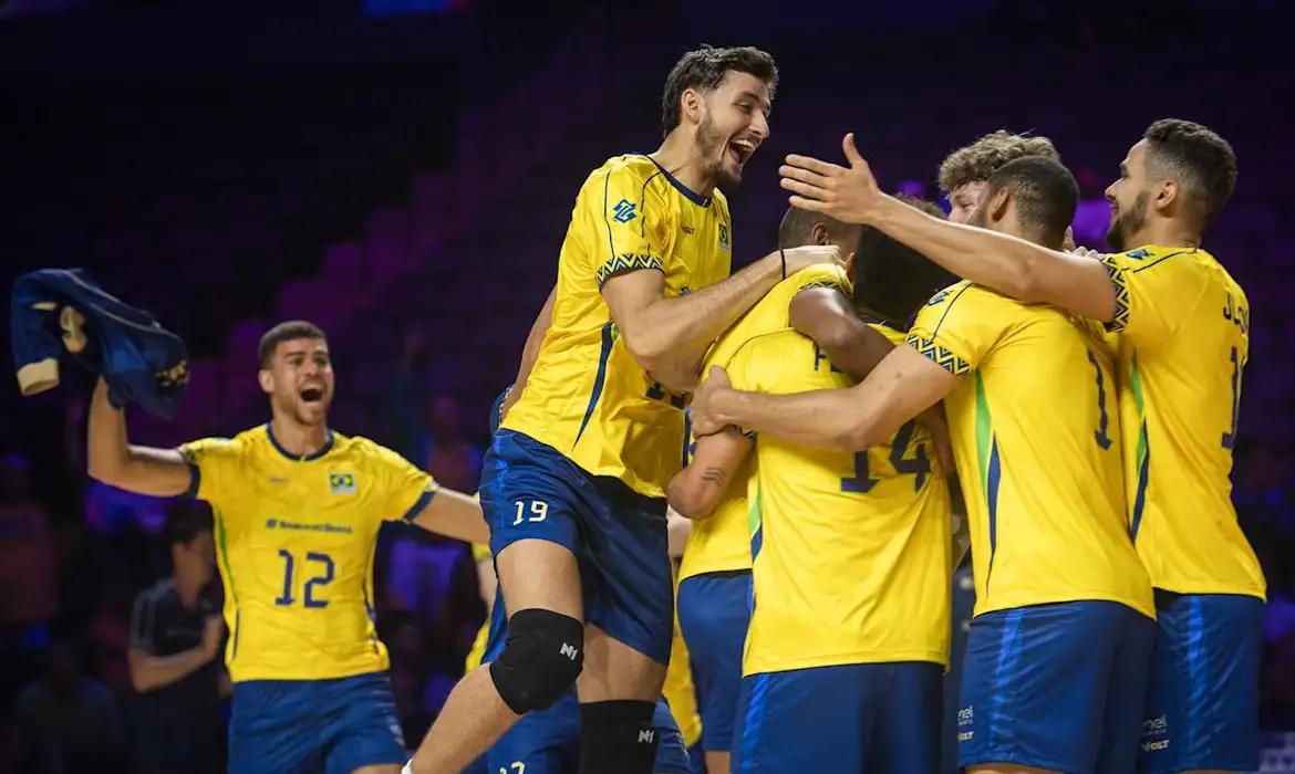 A seleção brasileira masculina assumiu a liderança da classificação geral da Liga das Nações de Vôlei após derrotar a China (Foto/Divulgação/FIVB/Direitos Reservados)