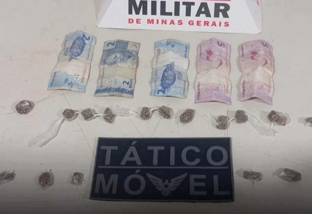Maconha e dinheiro localizados em imóvel frequentado por usuários e que seria ponto de venda do suspeito preso  (Foto/Divulgação)