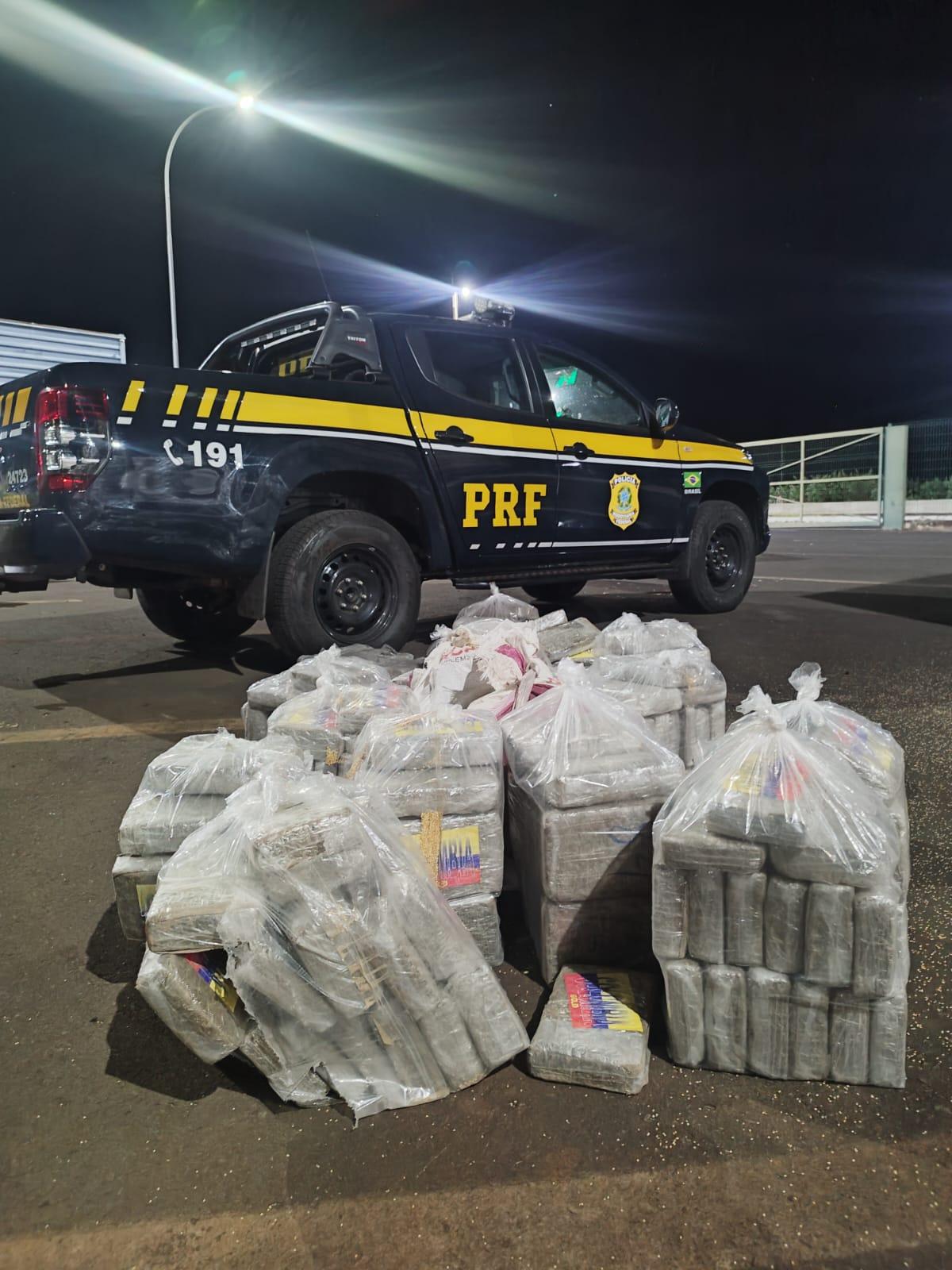 Droga estava escondida junto a carga de farelo de milho que era transportada no cmainhão (Foto/Divulgação)