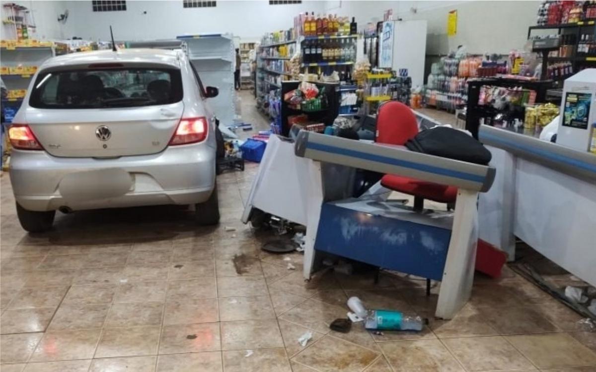 Veículo invadiu o comércio (Foto/Reprodução / Paranaíba Agora)