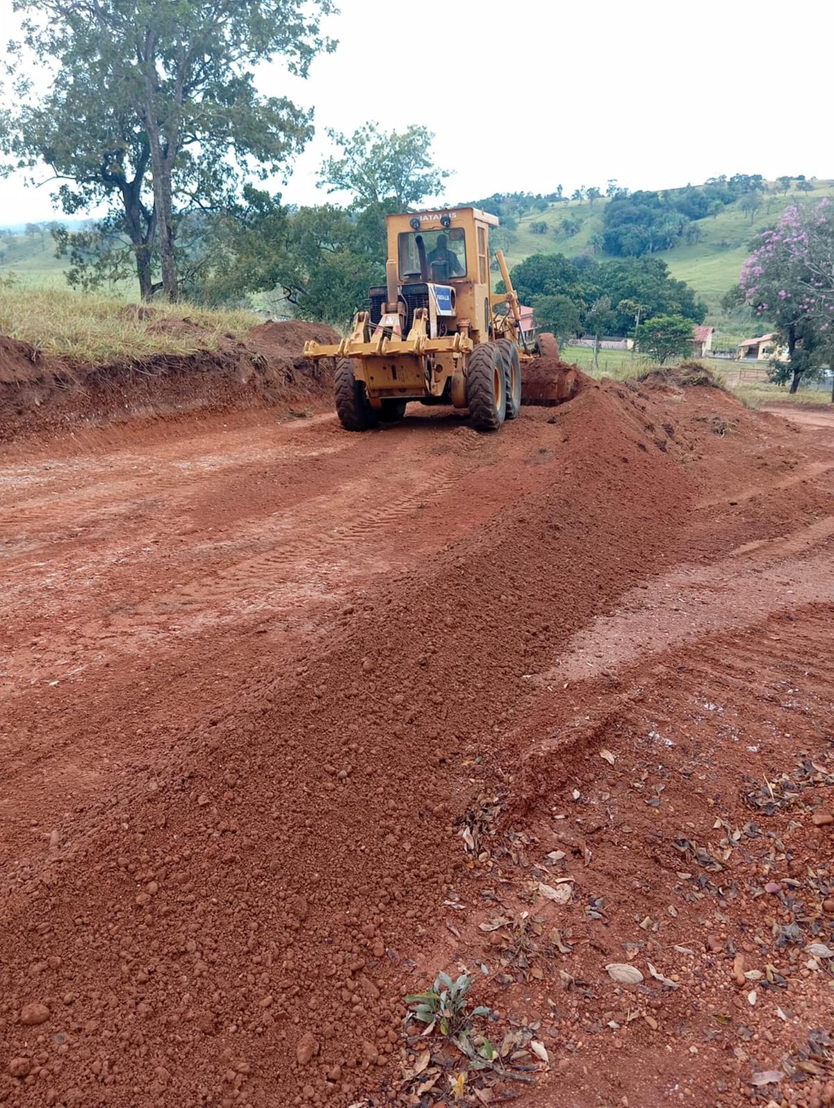 Sagri executou na última semana, melhorias em estradas das regiões Tereza do Cedro e Capela São Jorge, tendo começado também serviço em Itiguapira (Foto/Divulgação PMU)
