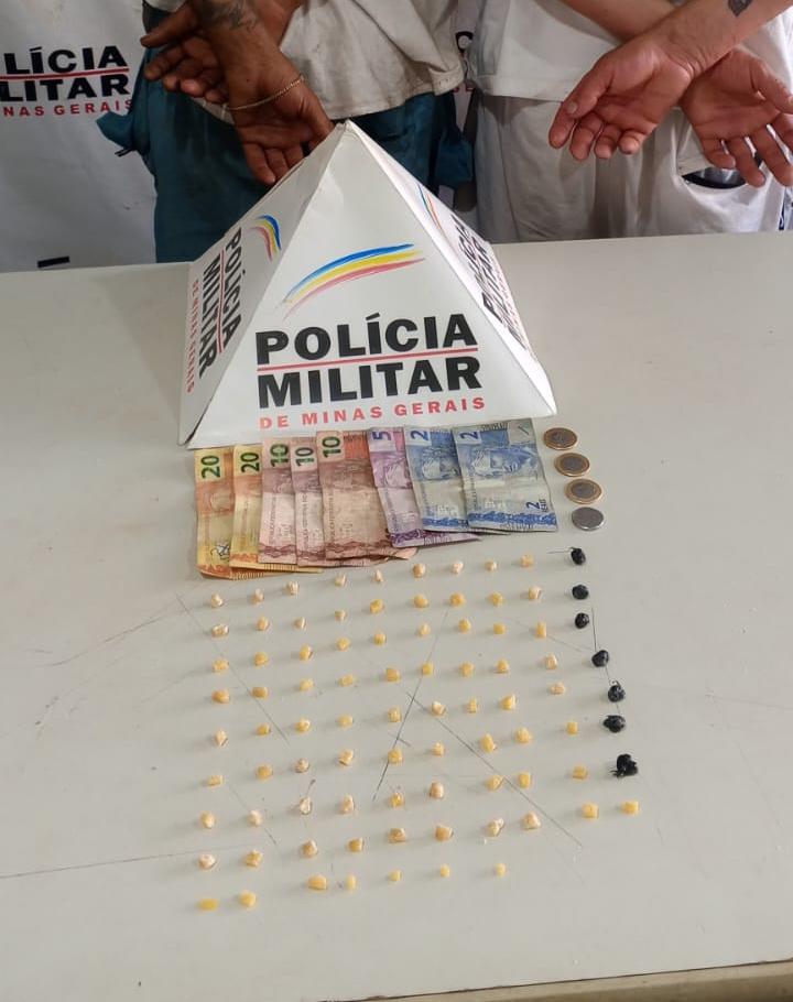 Durante a abordagem, foram apreendidas 87 pedras de crack e a quantia de R$ 82,50 em dinheiro. (Foto/Divulgação)