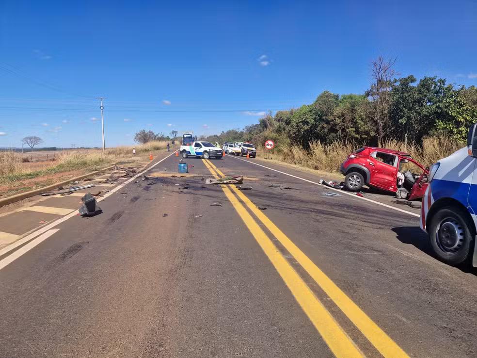 De acordo com a Polícia Militar Rodoviária, a vítima seguia no sentido Uberlândia/Araxá quando invadiu a pista contrária e colidiu de frente com uma carreta (Foto/Divulgação)