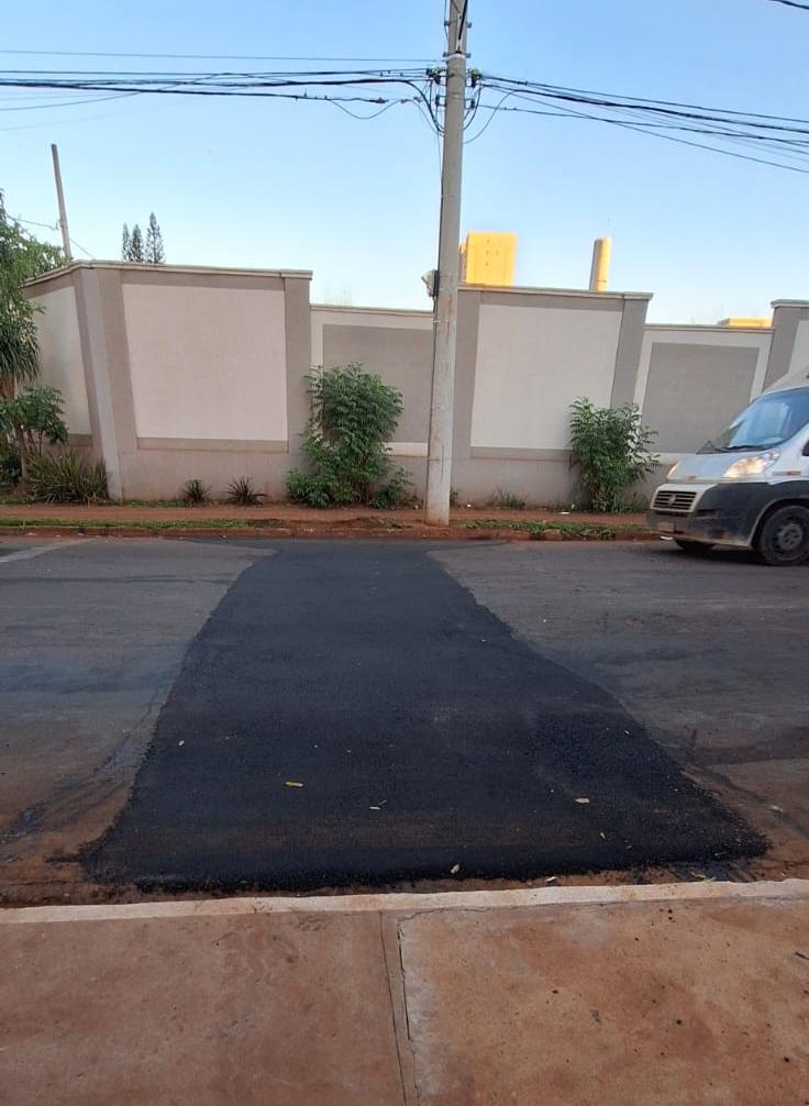 A principal queixa era de que a lombada forçava a redução brusca da velocidade dos veículos, prejudicando o aproveitamento do tempo de sinal verde e gerando lentidão (Foto/Reprodução)