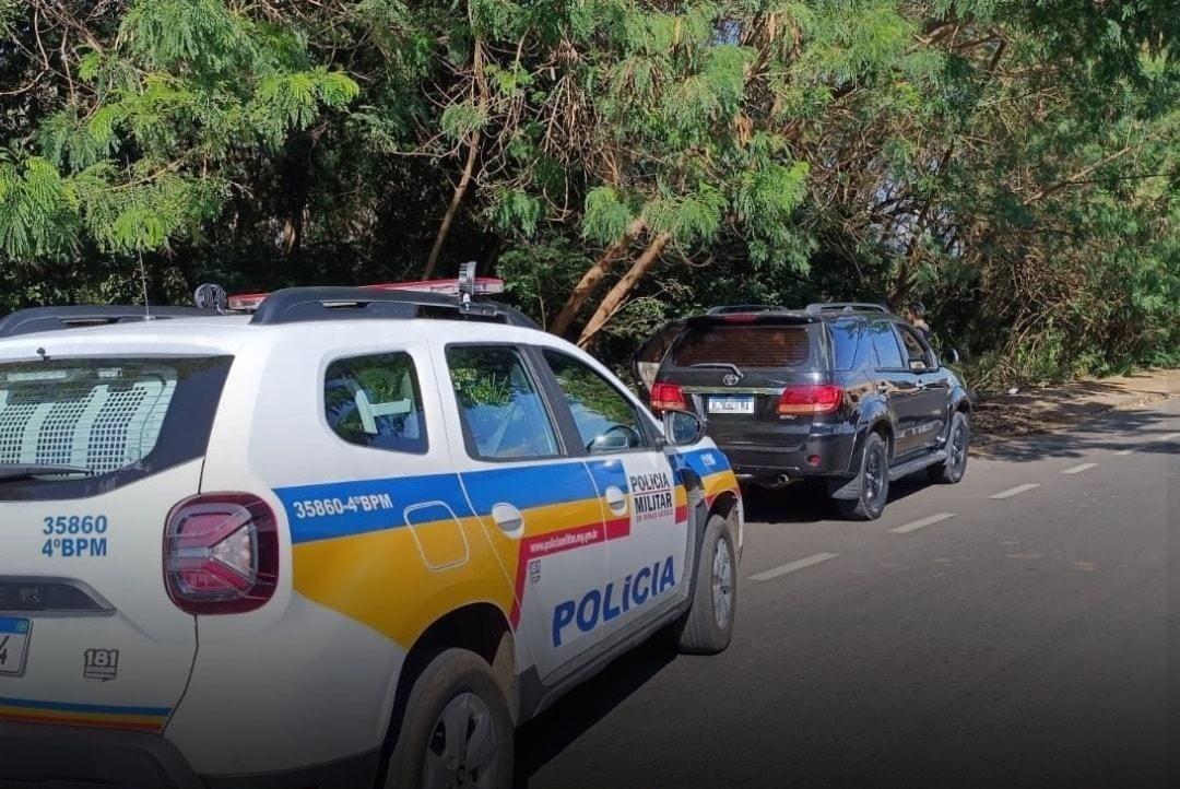 Ao abandonar o veículo, os autores fugiram para o interior de mata na rua Egídio Fantato, no Manoel Mendes, mas um deles foi capturado  (Foto/Divulgação)