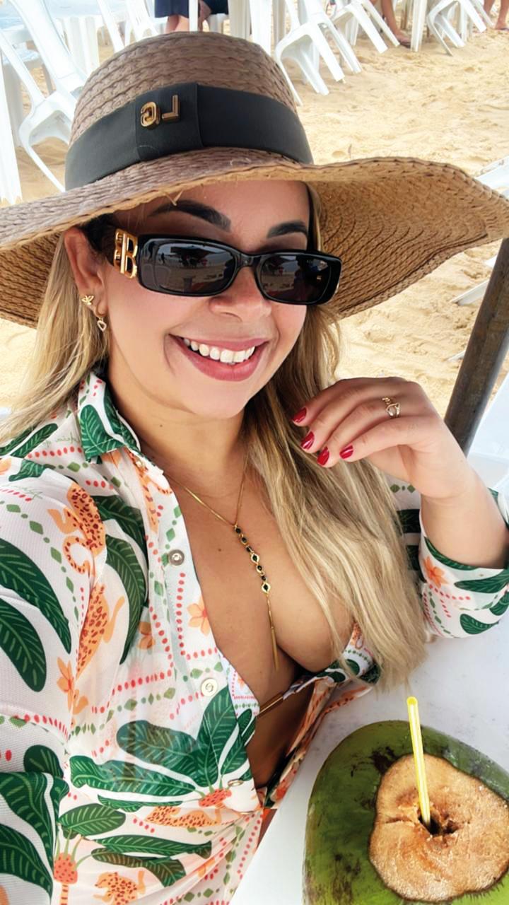 A bela Livia Gramacho curtindo merecidas férias, nas belas praias de Maceió (Foto/Arquivo pessoal)