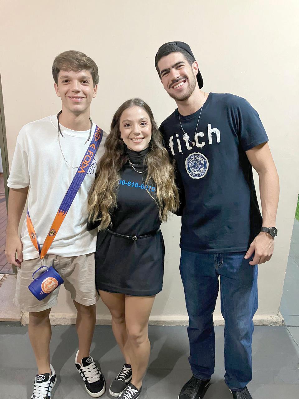 Henrique Gondim Cruz comemora 19 anos na sua melhor fase com a família. Na foto ao lado da irmã Nayara Gondim e do fisioterapeuta o amigo Breno lemos (Foto/Arquivo pessoal)