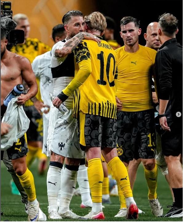 Jogadores do Borussia Dortmund e Monterrey do México no final da partida (Foto/Instagram Borussia)