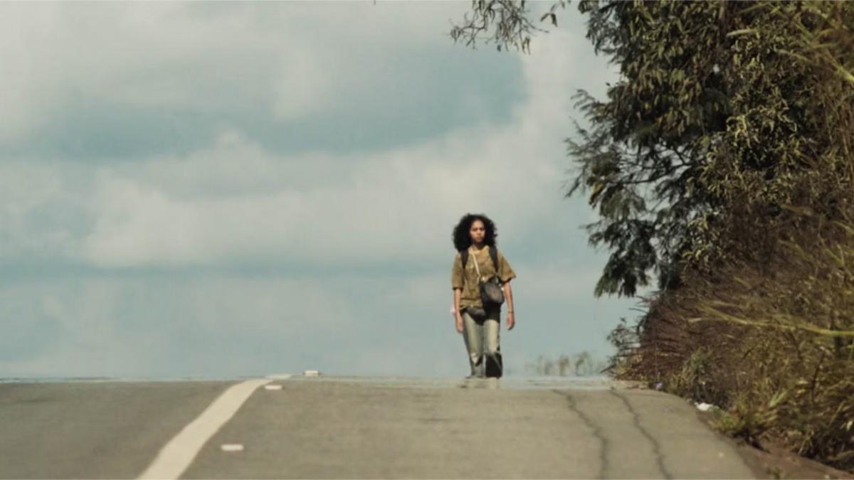 Sinara Teles interpreta a protagonista, que cai na estrada em busca de identidade (Foto/EMBAUBA/DIVULGAÇÃO)