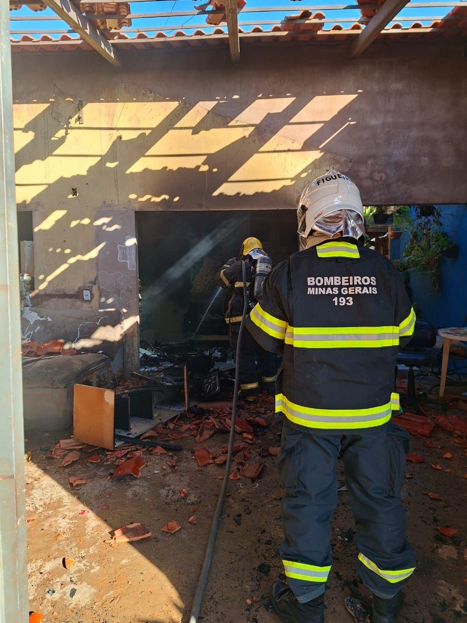 O vazamento resultou em uma explosão que destruiu o telhado da casa e deu início a um incêndio que se alastrou por diversos cômodos (Foto/Divulgação)