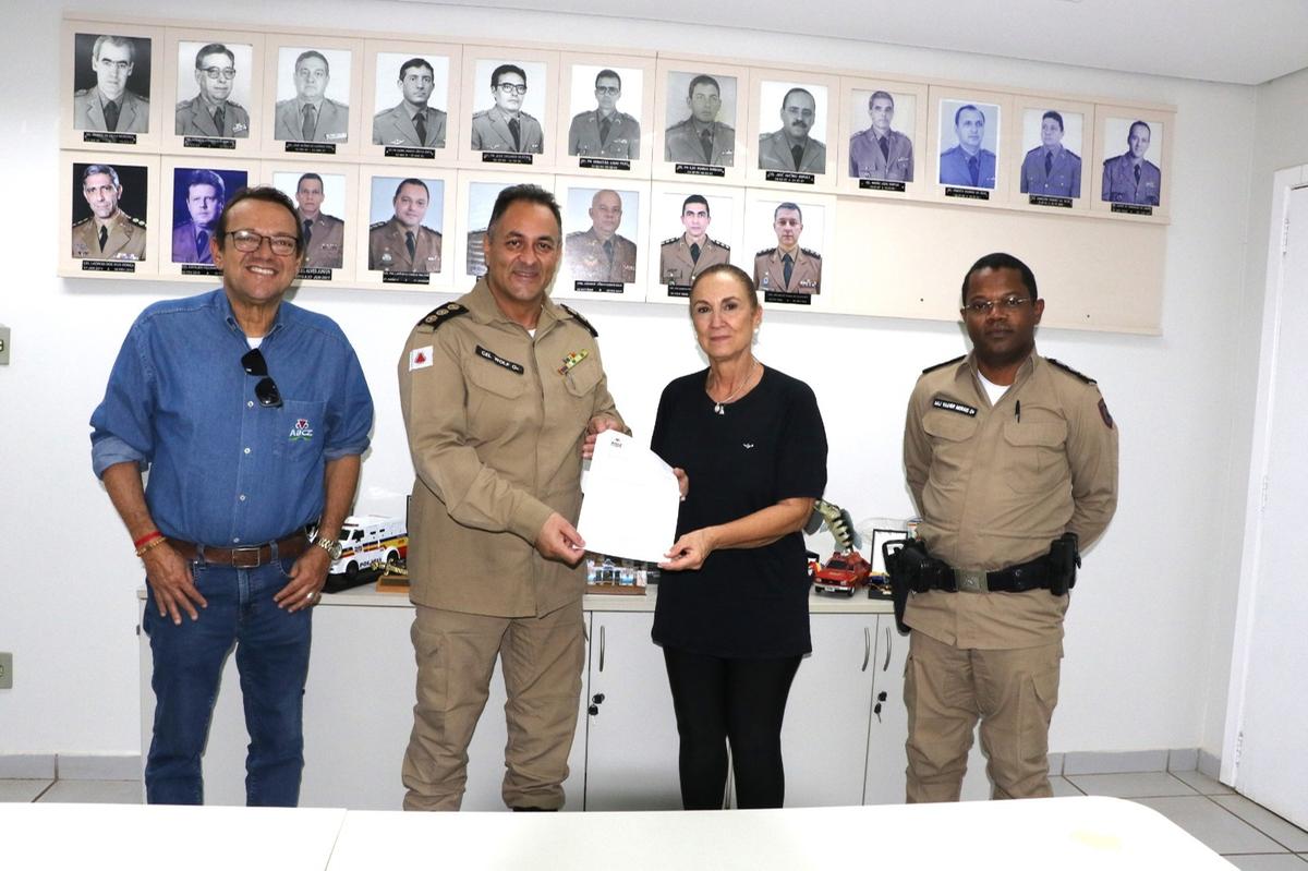 A presidente da associação Zebu do Bem, Iara Marquês, entregou um ofício ao coronel PM Rodrigo Wolf, solicitando apoio para o “Arraiá da ABCZ” (Foto/Divulgação)