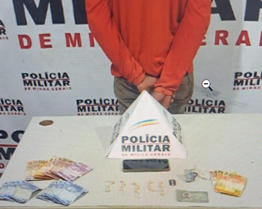 Com o suspeito, os militares encontraram 19 pedras de crack, R$ 324 em dinheiro, um aparelho celular e uma lâmina de gilete. (Foto/Divulgação)