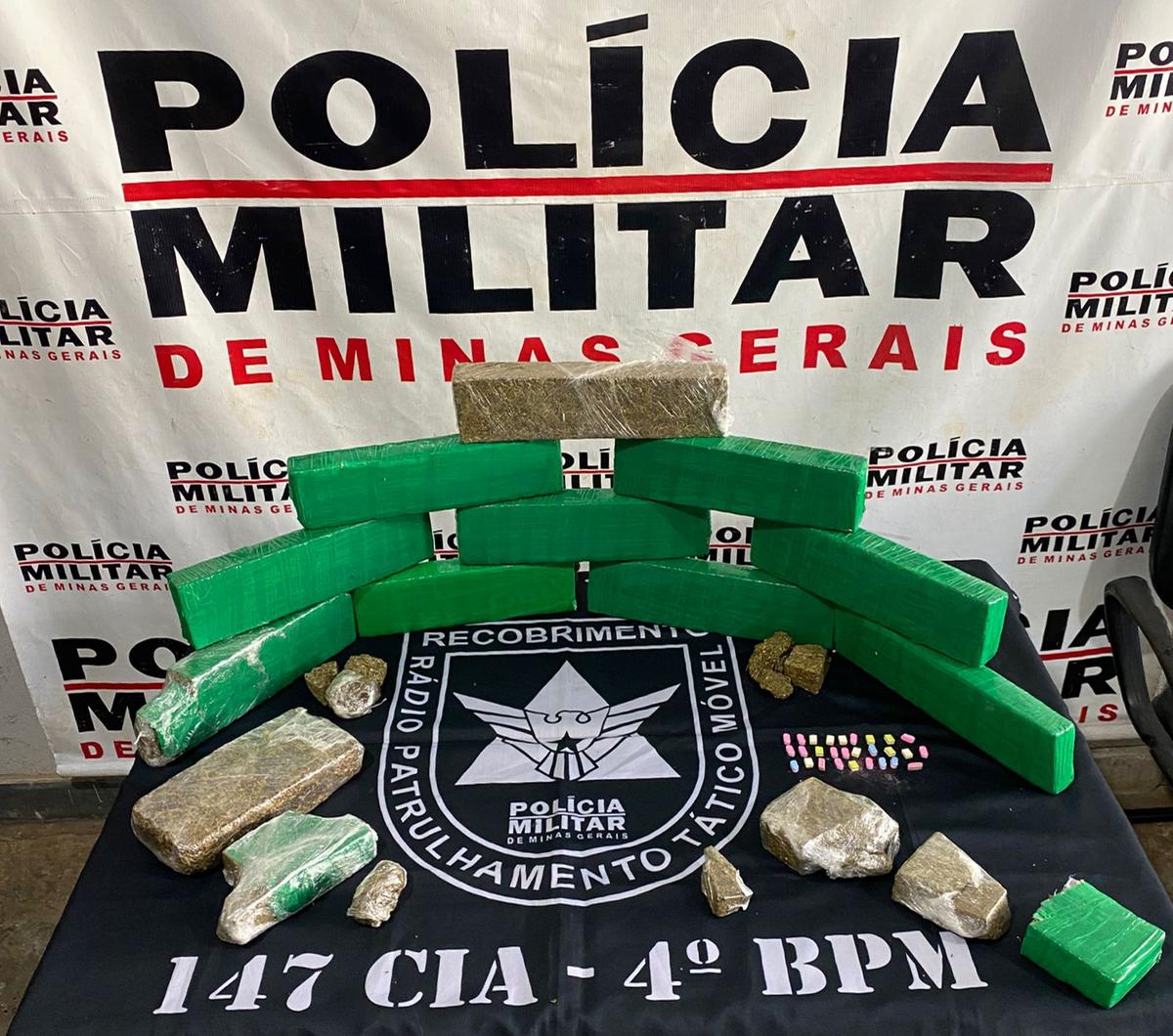 Policiais encontraram um “guarda-roupas” recheado de drogas em Uberaba. (Foto/Divulgação)