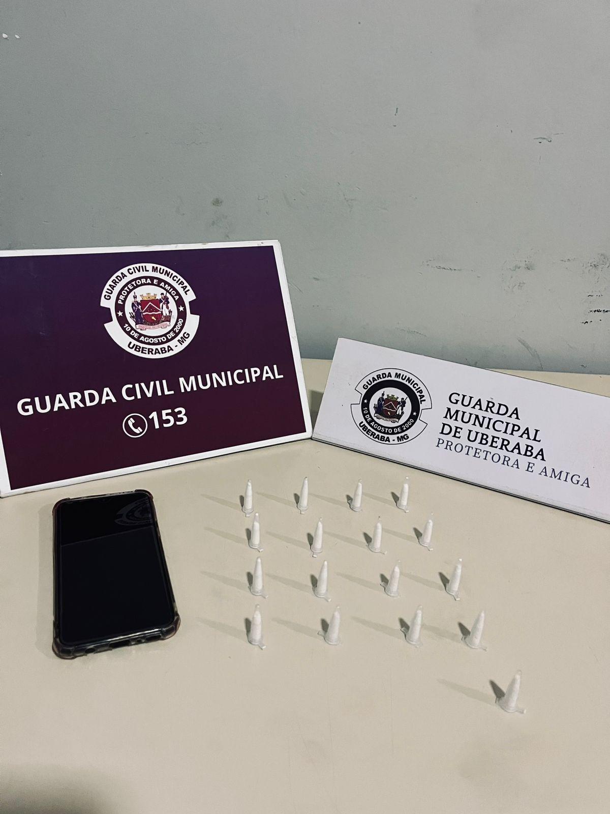 Com os suspeios, foram encontrados diversos tubos com substância semalhante a cocaína (Foto/Divulgação/GCM)
