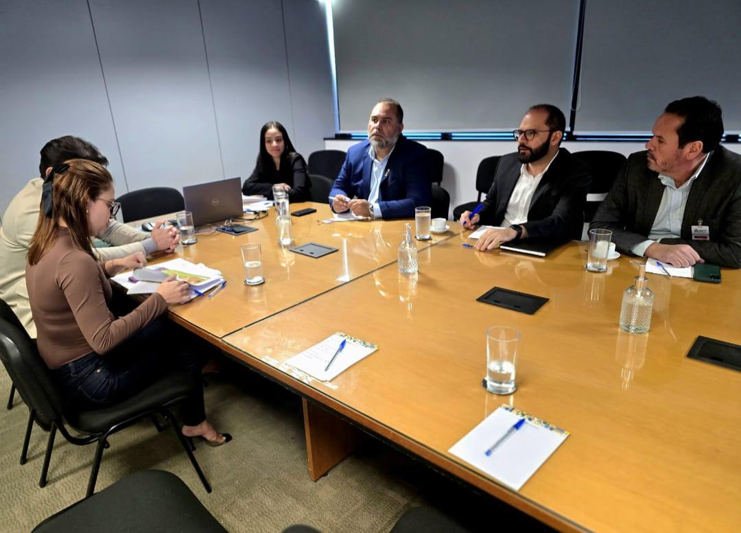 Túlio, Pedro e Netão em conversa com técnicos da ANTT (Foto/Divulgação)