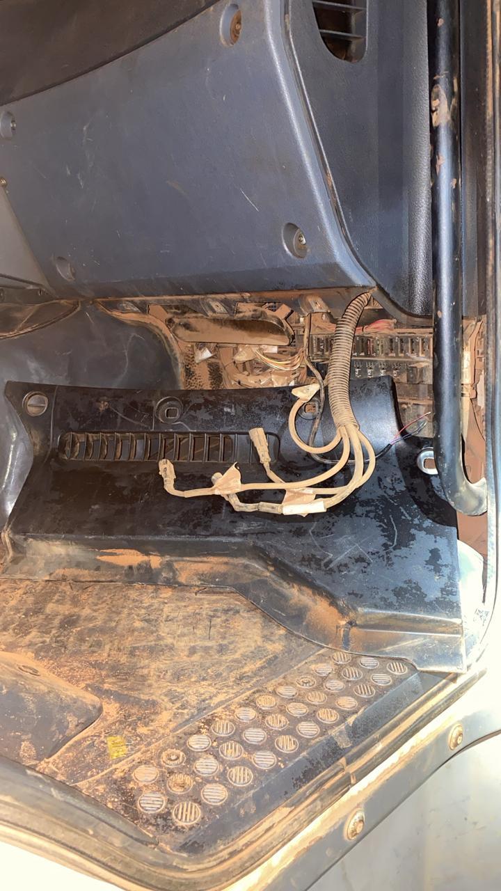 Ele chegou a cortar alguns cabos do veículo. (Foto/Divulgação)
