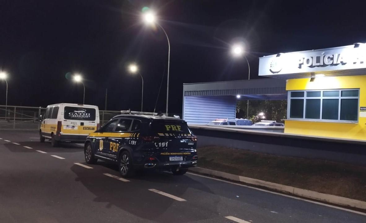 A van foi apreendida e o motorista conduzido à Delegacia da Polícia Civil para as providências cabíveis  (Foto/Divulgação)