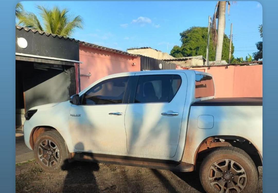 A caminhonete estava na garagem de quarto de motel com sinais de adulteração e placas clonadas  (Foto/Divulgação)