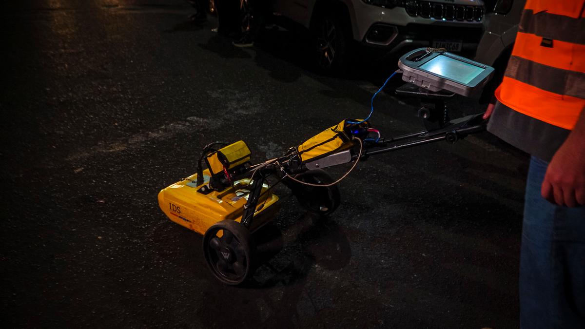 Equipamento usado para realizar o escaneamento subterrâneo da rua Arthur Machado pela empresa da empresa EDAP - Engenharia Diagnóstica, Patologia das Construções e Perícias (Foto/Divulgação)