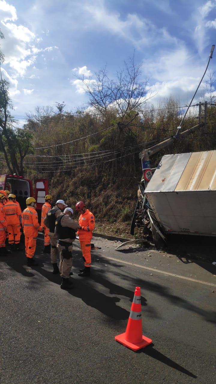 Com o impacto, motorista foi ejetado para fora do caminhão (Foto/Divulgação)