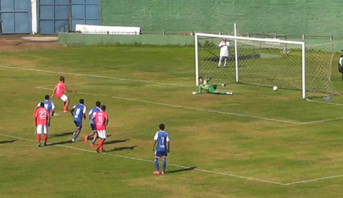 Augusto bateu pênalti com categoria e fez a virada do USC diante do Cruzeiro (Foto/Reprodução Nosso Esporte)