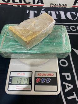 A polícia encontrou uma barra de aproximadamente 1 kg e outro invólucro com cerca de 280g de crack escondidos na roupa do suspeito. (Foto/Divulgação)