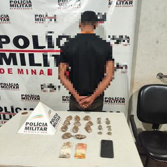 Com apoio de cães farejadores, a polícia encontrou uma sacola contendo 11 tabletes e 12 buchas de maconha. (Foto/Divulgação)