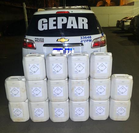 No interior da residência foram encontrados 16 galões de 20 litros de defensivos agrícolas. (Foto/Divulgação)