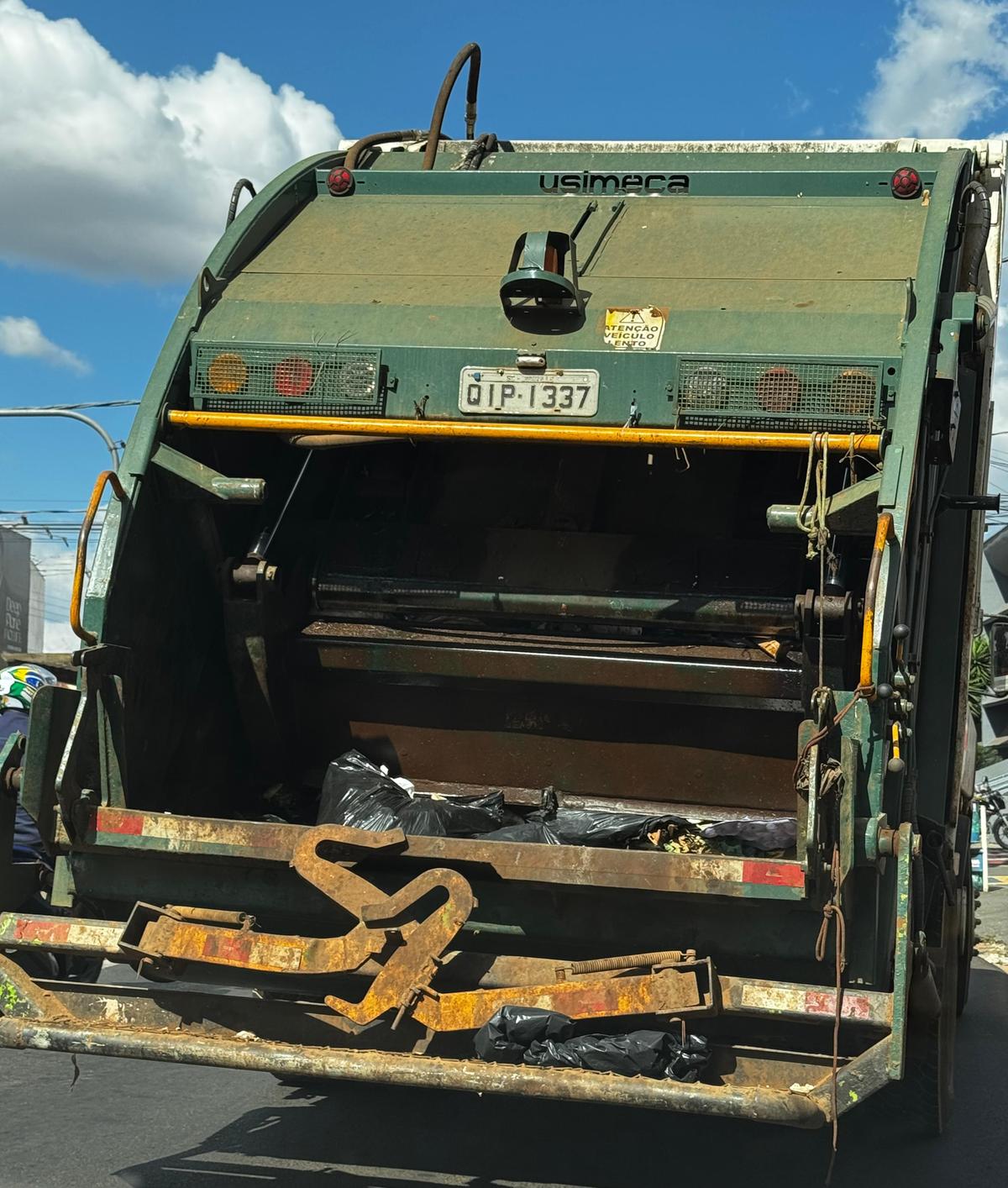 A empresa responsável pela limpeza urbana garantiu que esses veículos não são de sua frota nem realizam o serviço contratado pelo município (Foto/Reprodução)