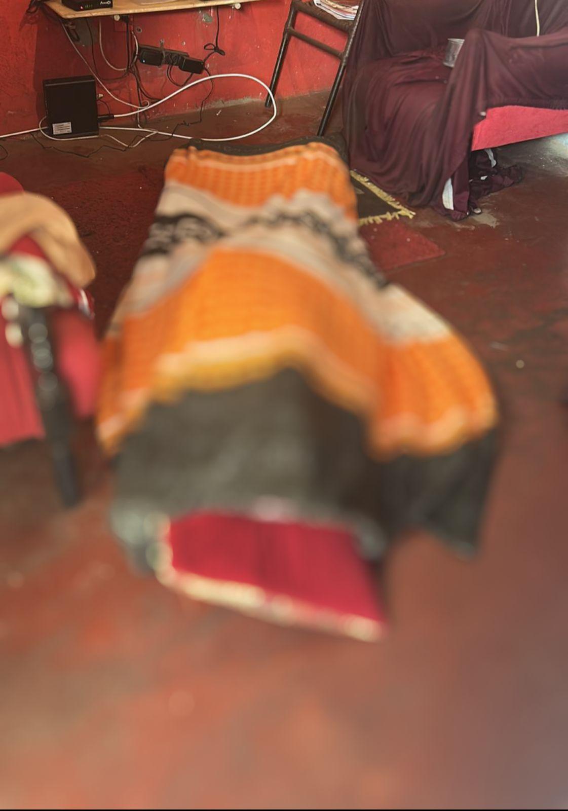 O corpo do homem estava caído na sala, coberto por um lençol, e sem sinais aparentes de violência. (Foto/Divulgação)