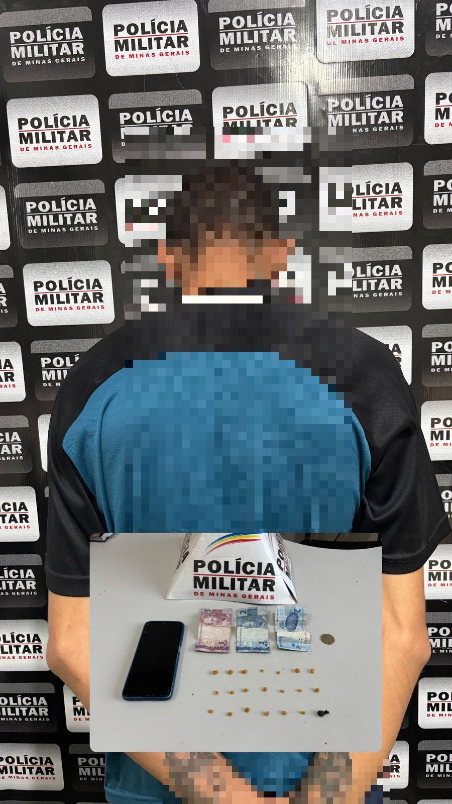 Os militares encontraram com o suspeito 21 pedras de substância semelhante ao crack, escondidas em sua carteira (Foto/Divulgação)
