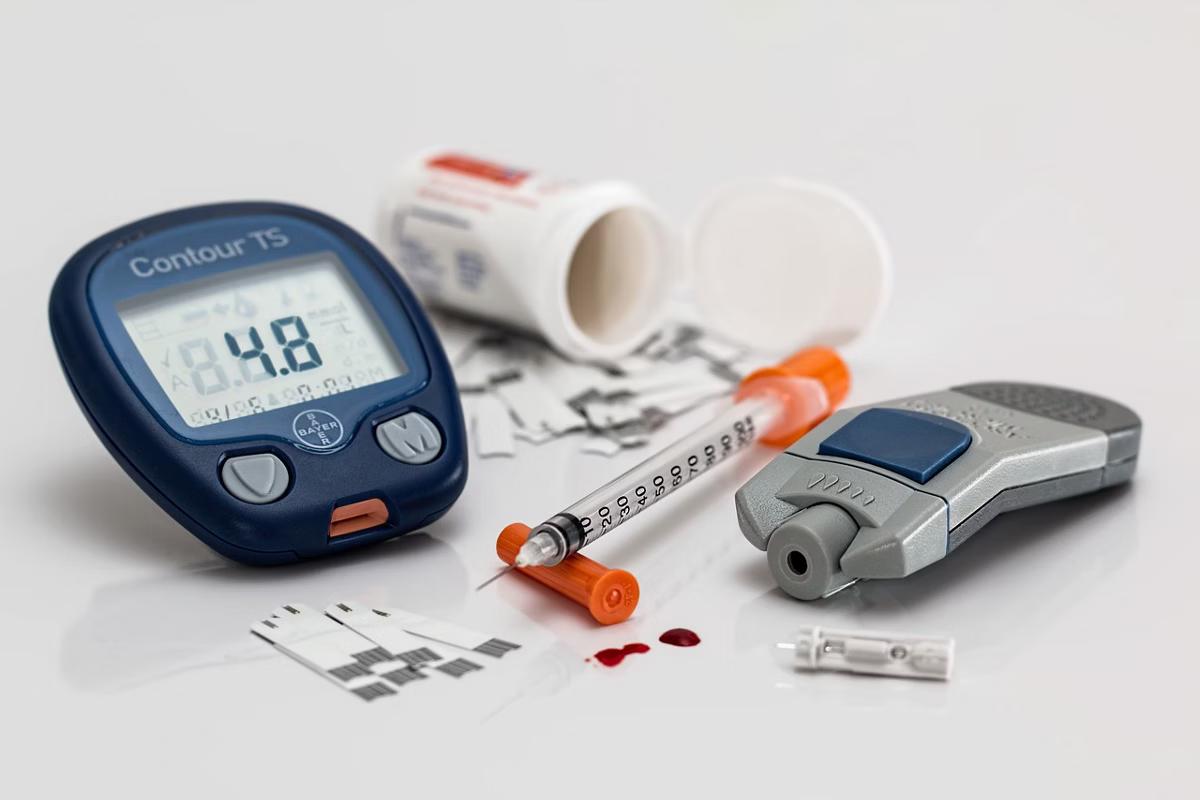 Tratamento do diabetes tipo 1 inclui aplicação de insulina e medições constantes dos níveis de glicose no sangue (Foto/Pixabay/Reprodução)