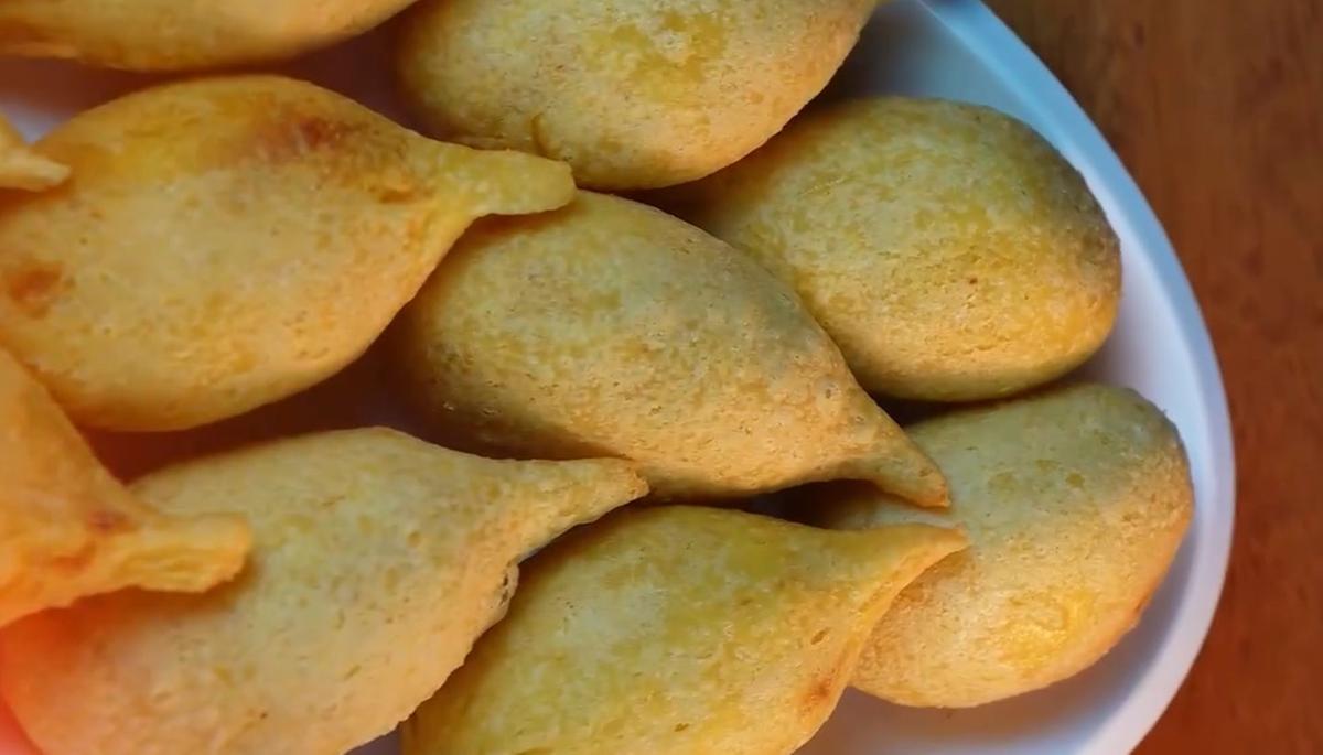 Produzida artesanalmente, a coxinha é comercializada há décadas no Bar Apolo e tornou-se parte da identidade local (Foto/Reprodução)