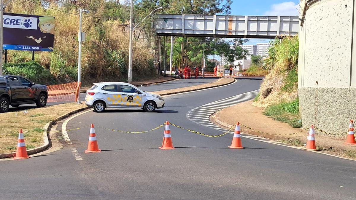 Trânsito precisou ser interditado para manutenção emergencial em viaduto na avenida Claricinda Alves Resende, em Uberaba (Foto/Divulgação)