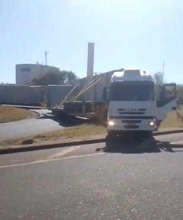 O condutor da carreta tentou fazer a curva, mas não conseguiu concluir a manobra (Foto/Reprodução)