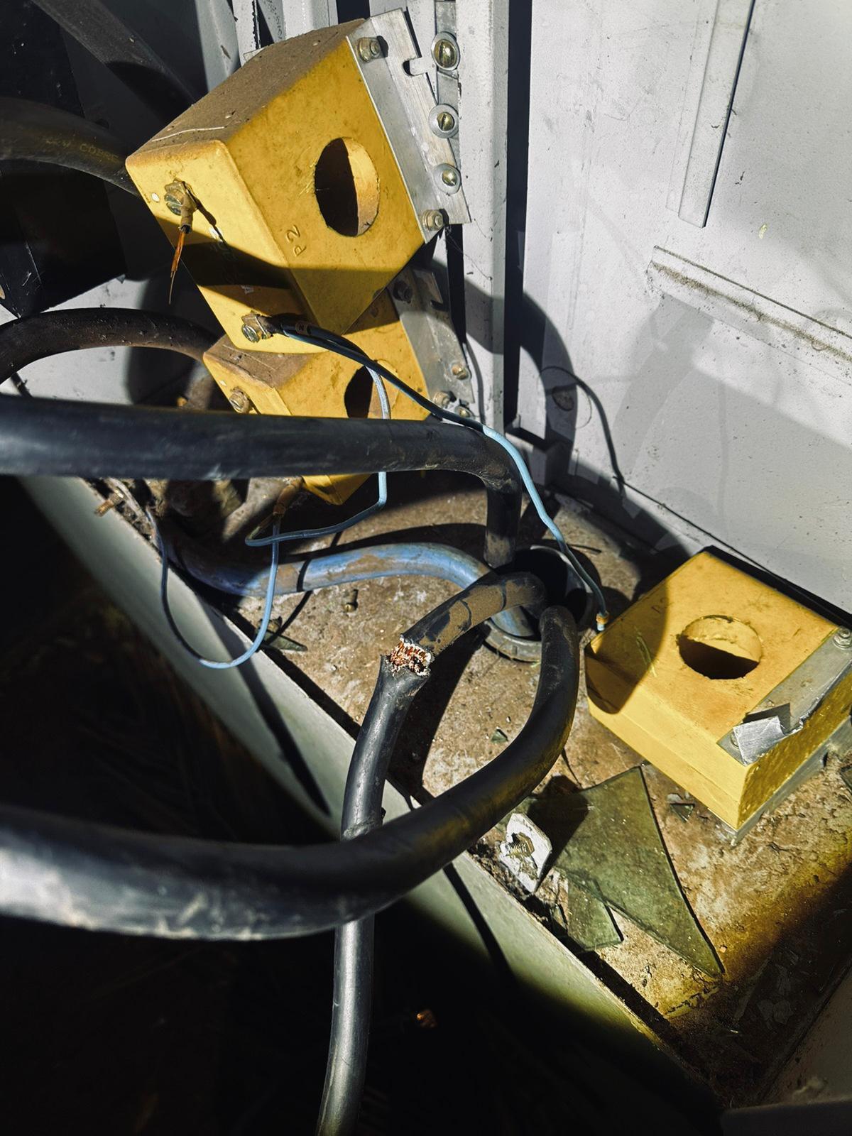 A equipe se dirigiu ao local e encontrou o padrão de energia violado, com fios cortados e a tubulação subterrânea danificada (Foto/Divulgação)