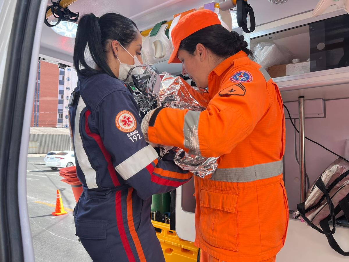 Segundo os bombeiros, mãe e bebê foram encaminhados ao HC-UFTM e passam bem (Foto/Divulgação)
