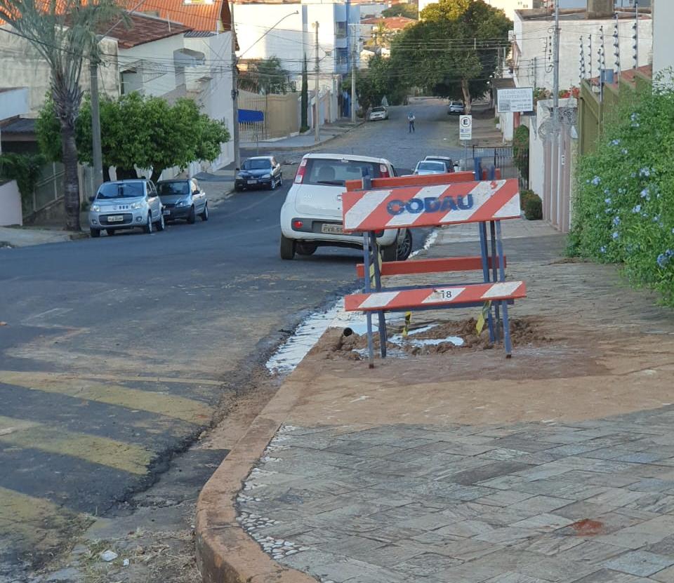 Os cavaletes permaneceram no local como forma de sinalização e para segurança de pedestres, até que a recomposição do passeio. (Foto/Divulgação)