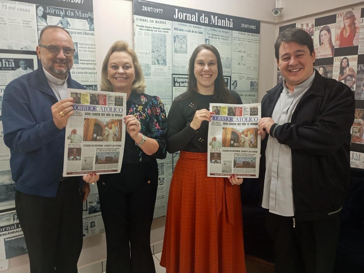 Monsenhor Célio Pereira Lima e padre Vitor Lacerda com a diretora-presidente do Grupo JM, Lídia Prata, e a diretora Larissa Prata (Foto/Divulgação)
