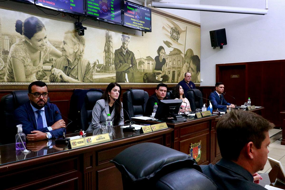 A secretária executiva da Aciu, Marcela Pires, esteve no Plenário para esclarecer pontos relacionados ao projeto (Foto/Rodrigo Garcia/CMU)
