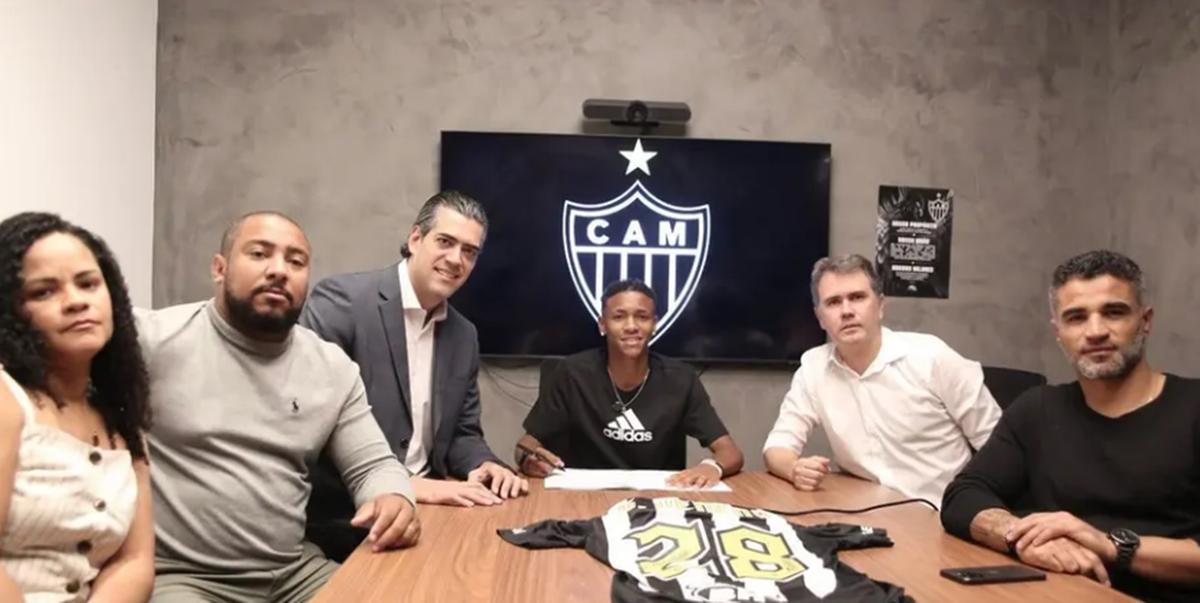 Exímio driblador, Gabriel Veneno fica no Galo até julho de 2028 (Foto/Instagram)
