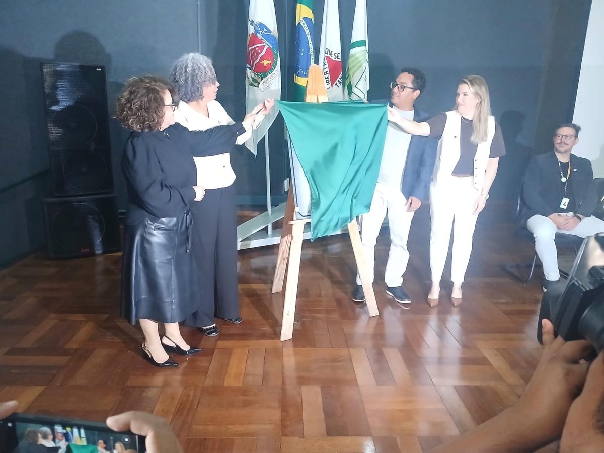 A cerimônia contou com a presença da prefeita Elisa Araújo (PSD), do líder do governo na Câmara Municipal, vereador Diego Fabiano (DC), representantes da UFTM e da Empresa Brasileira de Serviços Hospitalares (Ebserh), além de membros da comunidade (Foto/Divulgação)