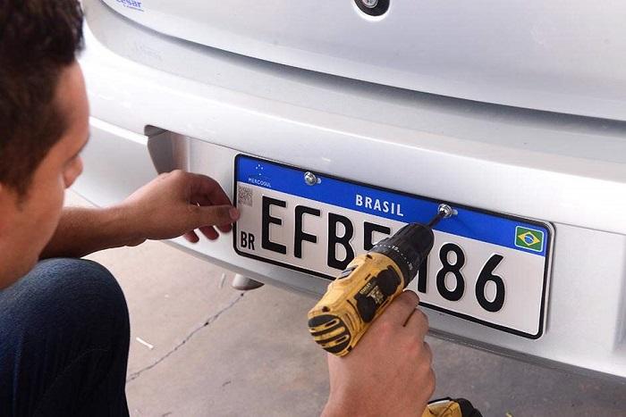 Com a revogação da norma, as estampadoras de placas terão liberdade para atender consumidores de qualquer município mineiro, o que deve aumentar a concorrência (Foto/Reprodução)