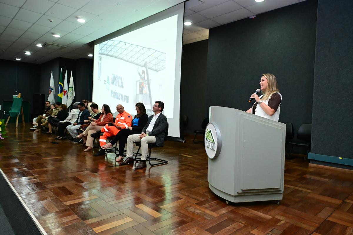 Prefeita Elisa Araújo, durante o seu pronunciamento na inauguração do heliponto ontem na Universidade Federal do Triângulo Mineiro (Foto/André Santos/PMU)