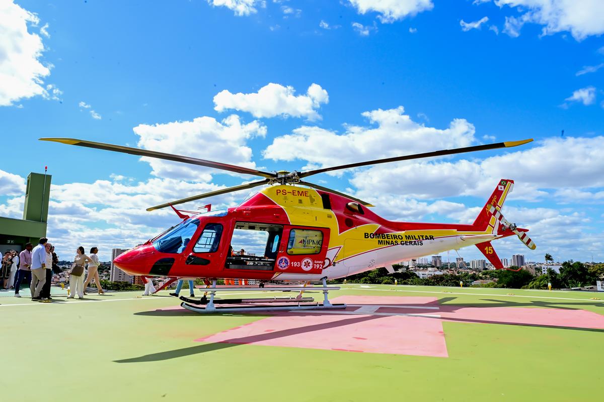 Helicóptero Arcanjo, do Corpo de Bombeiros, realizou pouso de demonstração no novo heliponto do Hospital de Clínicas da Universidade Federal do Triângulo Mineiro (Foto/André Santos/PMU)